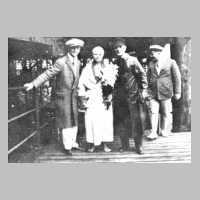 105-0182 Die Rekordschwimmerin -Anni Weynell- aus Tapiau nach der Helgoland-Umrundung am 19. Juli 1927 auf dem Helgolaender Schiffsanleger..jpg